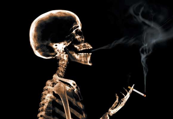 Esqueleto fumando