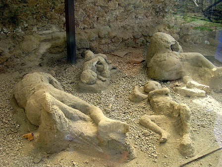 Pompeya. En las excavaciones encontraron huecos en la ceniza que habían contenido restos humanos. En 1860, decidieron rellenarlos con yeso.