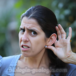 Mujer con problemas de audición