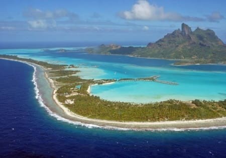 Arrecifes de coral plataforma (atolón de Bora-Bora, océano Pacífico)