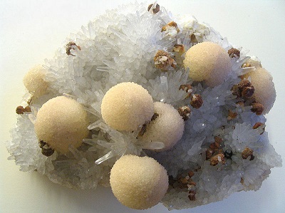 Calcita globular en cuarzo