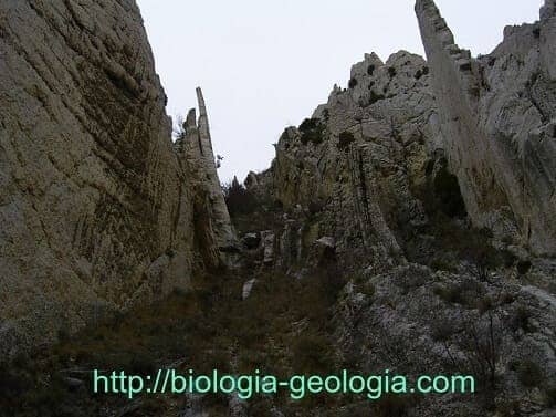 Estratos verticales en Aliaga (Teruel)