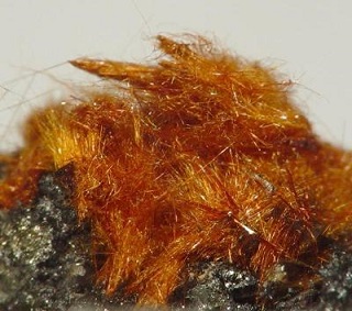 Hábito capilar. Ejemplo, ludlockita