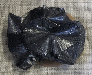 Hábito radial, ejemplo Pirolusita